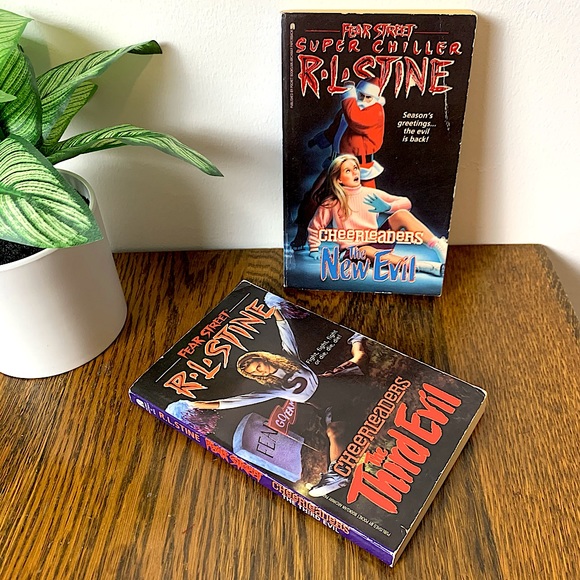 🎃2 R.L. Stine Cheerleader Series Books🎃 RETRO 1992 and 1994 - Picture 1 of 10